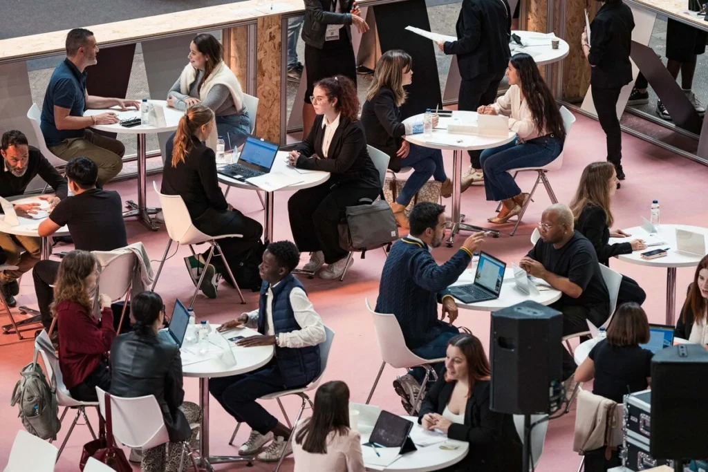sesión de networking en el saló de l'ocupació